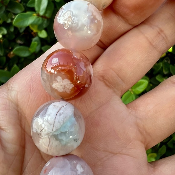 XL - Flower Agate Bead Bracelet (15-16 mm) - Picture 3 of 6